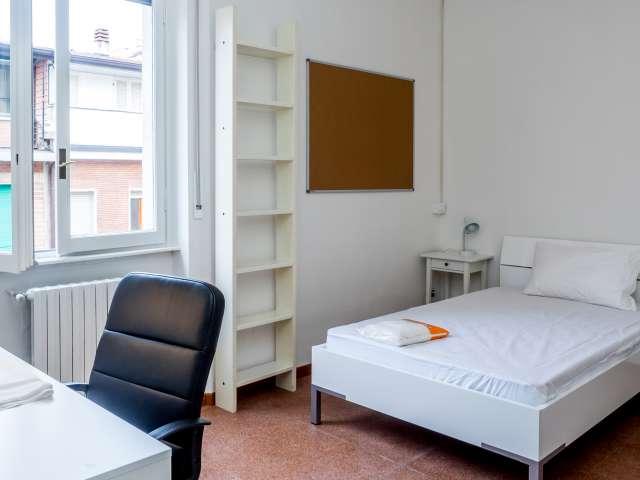 Stanza privata condivisa in appartamento con 5 camere da letto a Città Studi