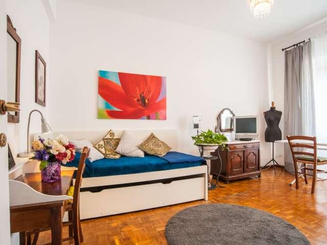 Stanza vibrante in appartamento con 2 camere da letto a Sant'Onofrio, a Roma