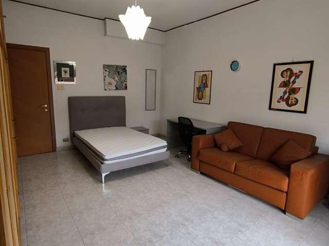 Stanze in affitto in un appartamento con 3 camere da letto a Roma