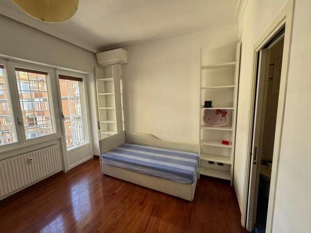 Stanze in affitto in un appartamento con 3 camere da letto a Roma