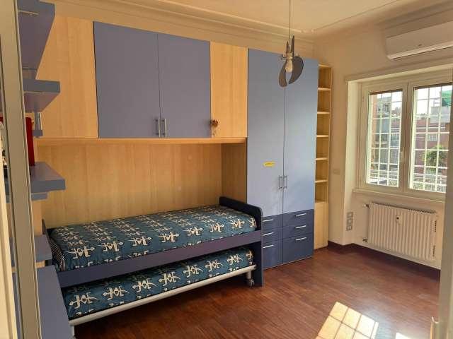Stanze in affitto in un appartamento con 3 camere da letto a Roma