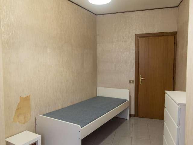 Stanze in affitto in un appartamento con 4 camere da letto a Roma