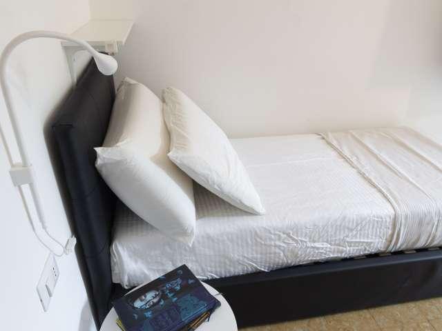 Stanze in affitto in un appartamento con 5 camere da letto a Milano