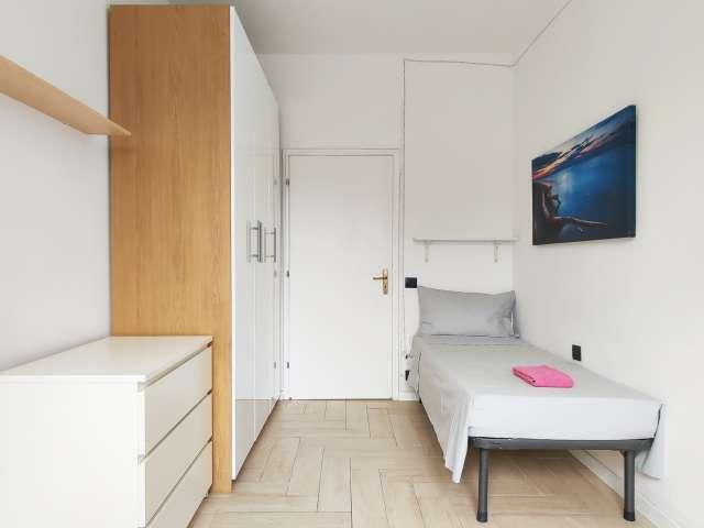 Stanze in affitto in un appartamento con 5 camere da letto a Milano