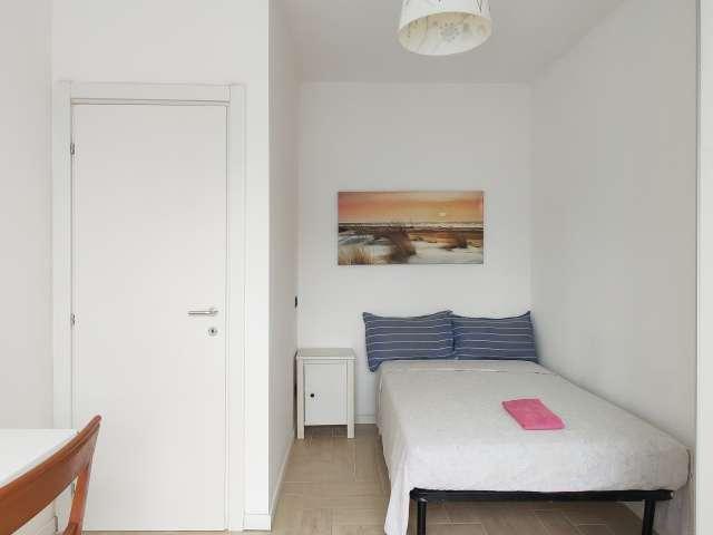 Stanze in affitto in un appartamento con 5 camere da letto a Milano