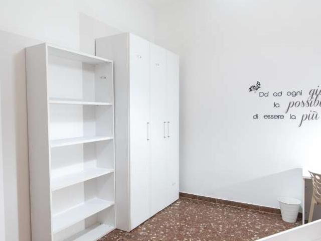 Stanze in affitto in un appartamento con 5 camere da letto a Roma