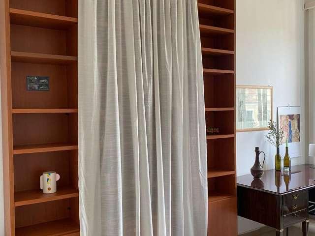 Stanze in affitto in un appartamento con 5 camere da letto a Roma
