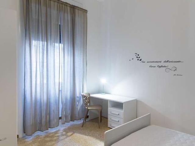 Stanze in affitto in un appartamento con 5 camere da letto a Roma