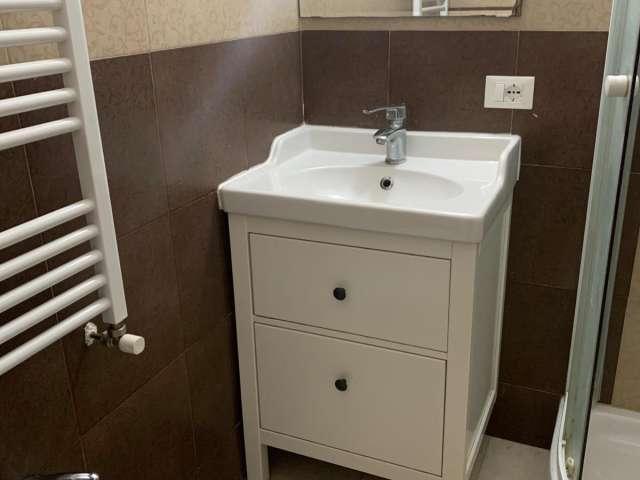 Stanze in affitto in un appartamento con 6 camere da letto a Roma