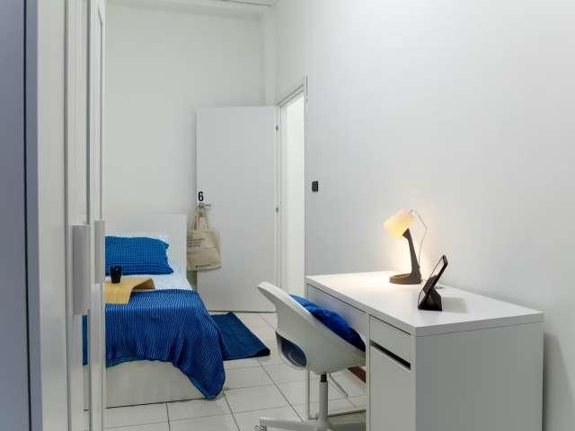 Stanze in affitto in un appartamento con 6 camere da letto a Torino