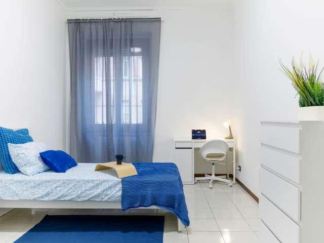 Stanze in affitto in un appartamento con 6 camere da letto a Torino