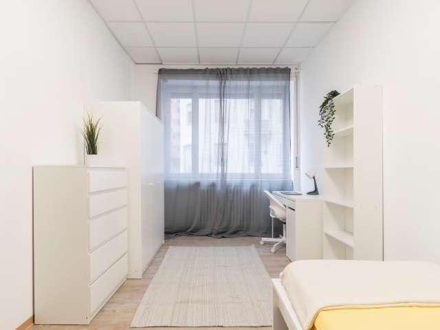 Stanze in affitto in un appartamento con 6 camere da letto a Torino