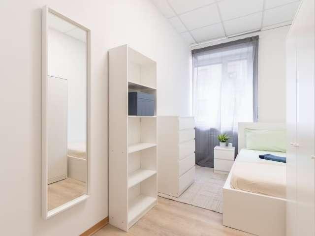 Stanze in affitto in un appartamento con 6 camere da letto a Torino