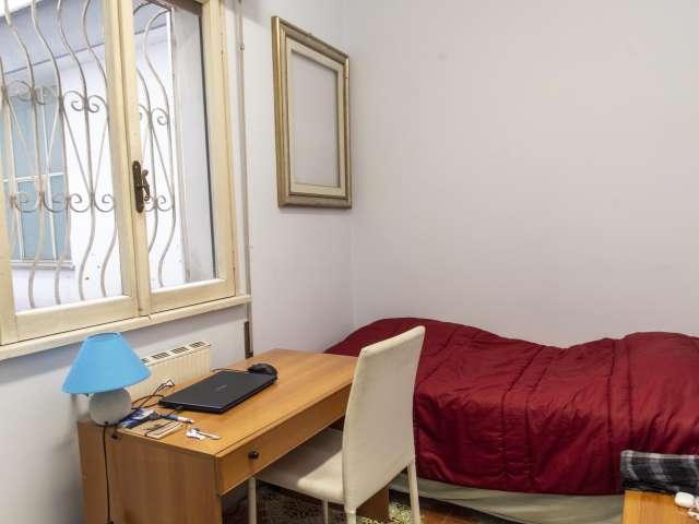 Stanze in affitto in un appartamento con 7 camere da letto a Roma