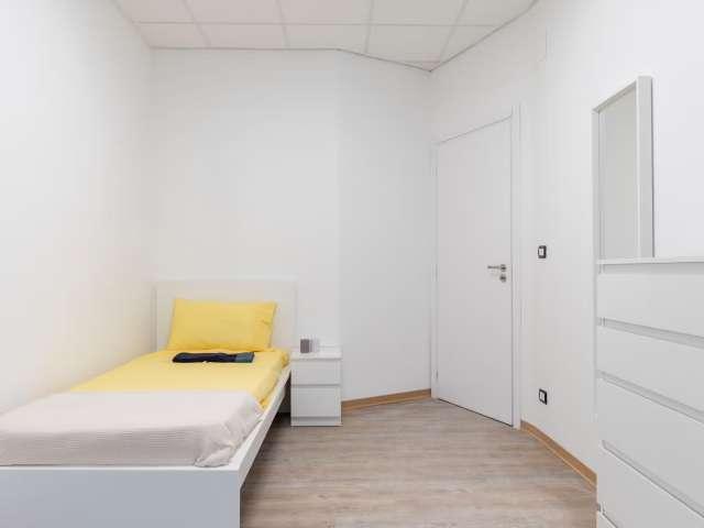 Stanze in affitto in un appartamento con 7 camere da letto a Torino