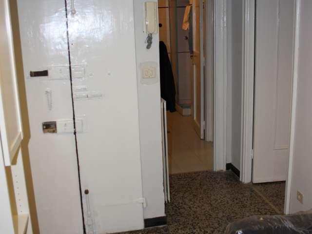 Stanze in affitto in appartamento con 3 camere da letto a Genova