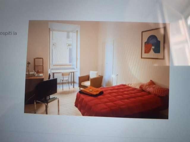 Stanze in affitto in appartamento con 3 camere da letto a Milano, Roma