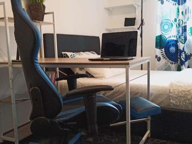 Stanze in affitto in appartamento con 6 camere da letto a Milano