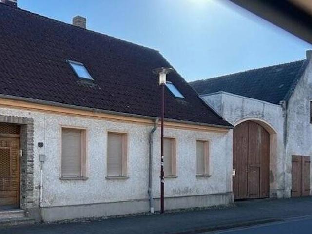 Stark sanierungsbedürftiges Haus mit 2 WE und ausreichend Nebengelass in 39264 Zerbst OT Lindau, Grüne Straße 27