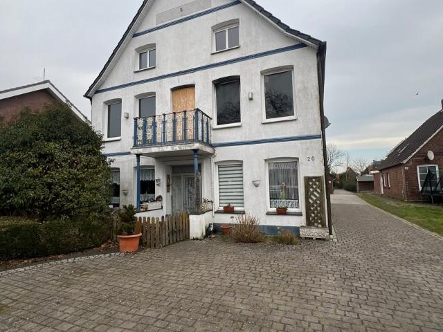 Stark Sanierungsbedürftiges Mehrfamilienhaus mit 3 Einheiten