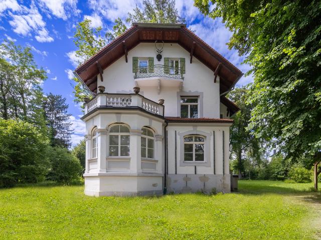 Starnberg Söcking. Weitläufiges Parkgrundstück mit historischem Jagdschlösschen