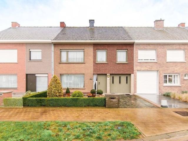 Starterswoning met 4 slaapkamers, garage en gezellige tui.