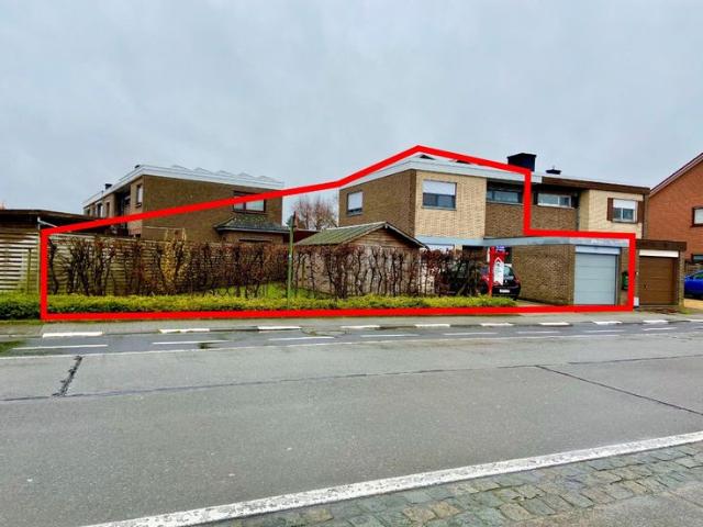Stevige halfopen woning met 4 slaapkamers in hartje Waregem