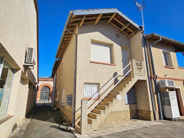STE FOY DE PEYROLIERES IMMEUBLE de 2 logements loués. SH totale: 142 m2. Au centre avec tous commerces