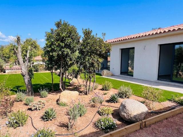 Ste Lucie de Porto Vecchio: Villa neuve T4 en lisière de forêt, à 3 km des plages Forest edge villa, 3 km