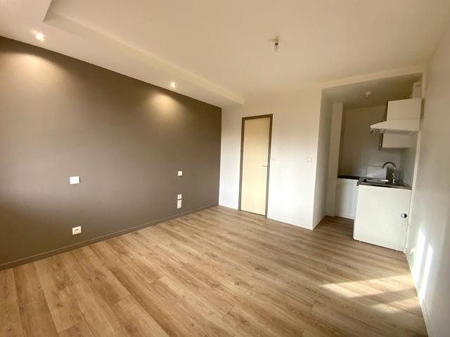 STE SAVINE, CHARMANT STUDIO LUMINEUX ET RÉNOVÉ DE 18M², PARKING
