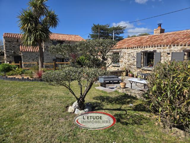 Ste Pazanne: coup de coeur assuré, longère rénovée avec goût, 1285 m2 de terrain, garage et carport !