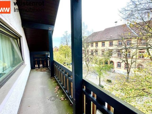 STEINBACH BADEN BADEN: Gemütliche 2 3 Zimmer DG Wohnung mit 2 Balkone u. Stellplatz