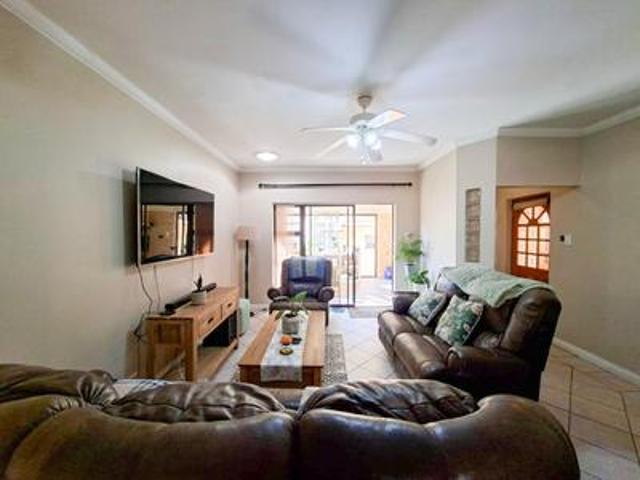 step into this welcoming townhouse i.