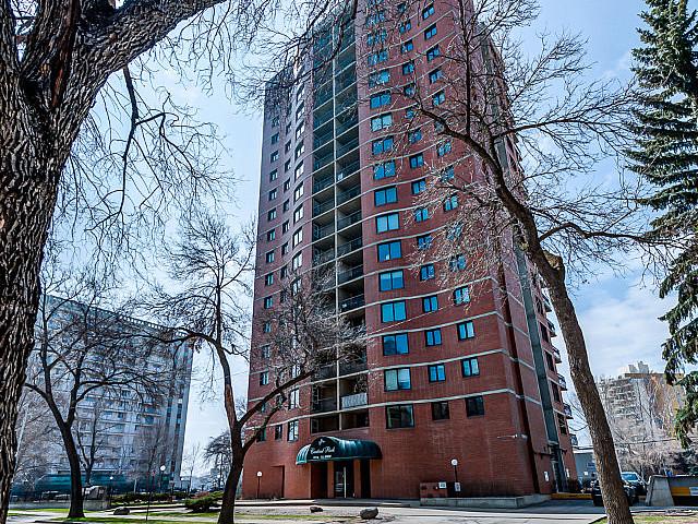Steps To Lrt To Uofa! 2 Bed 2 Bath Ug Parking! Secure Building!