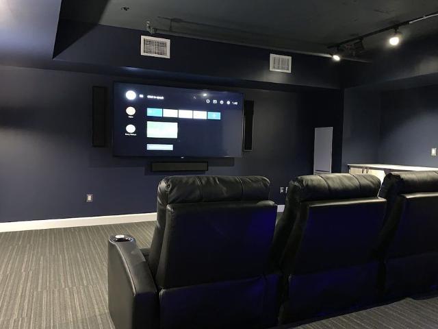 Steps to Parliament Gym Theater Rooftop Patio/Party Room Business Lounge!