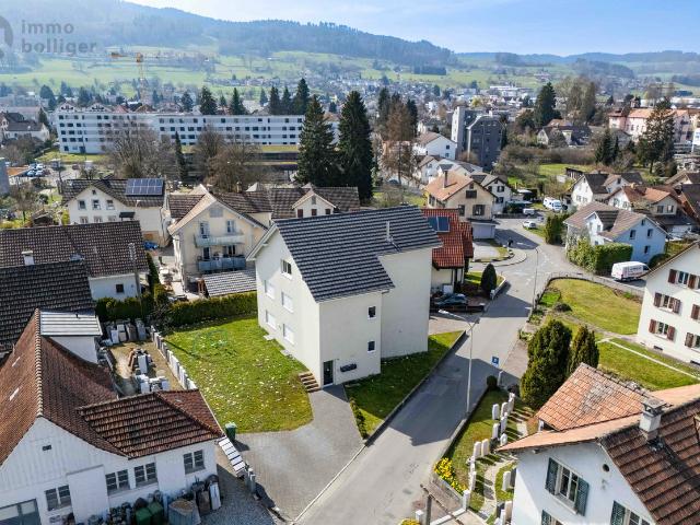 Stilvoll leben über den Dächern – Dachgeschosswohnung in Reinach