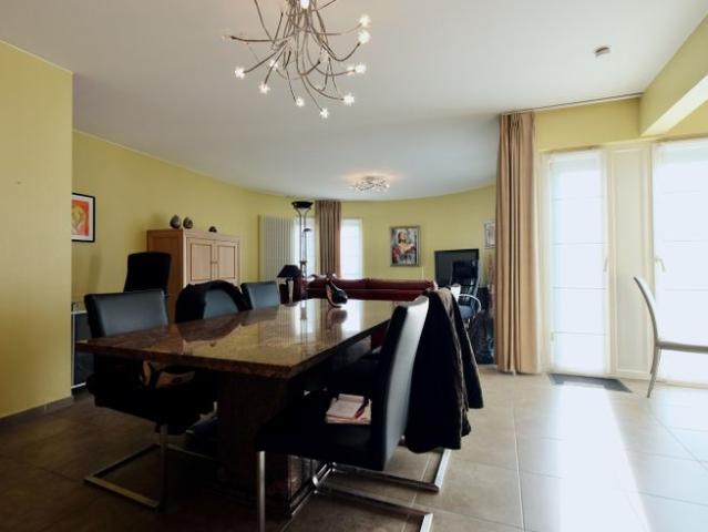 Stijlvol gemeubeld appartement met twee slaapkamers te hu.