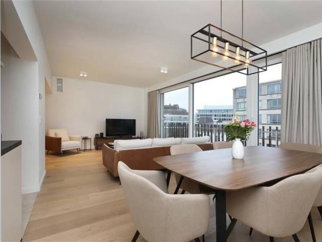 Stijlvol gerenoveerd appartement met 2 slaapkamers in het ce