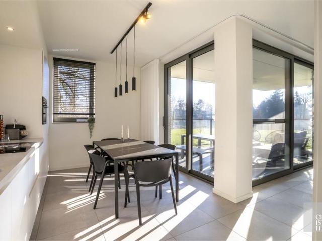Stijlvol, instapklaar appartement met uniek uitzicht, op een toplocatie nabij de stad!