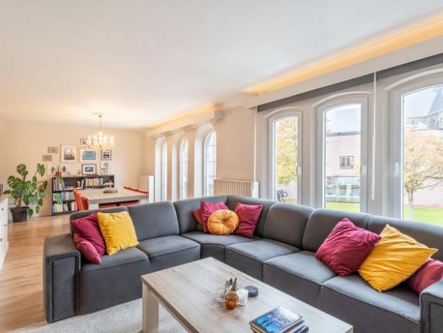 Stijlvol ruim duplex appartement in centrum Pelt met een.