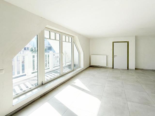 Stijlvolle duplex penthouse met zonnig terras in Duinbergen