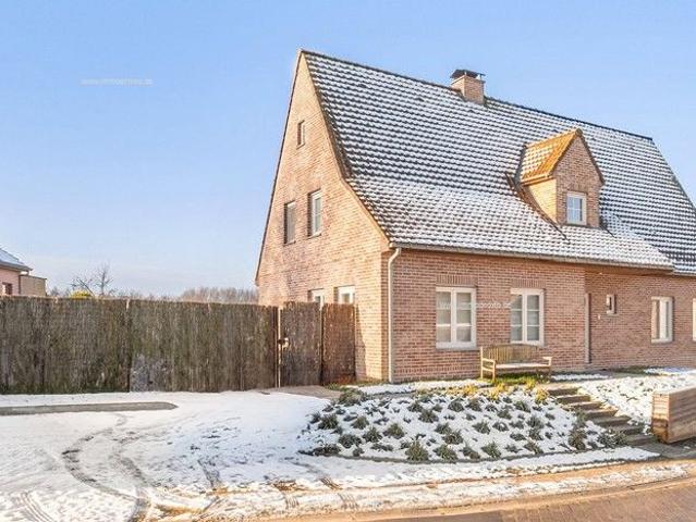 Stijlvolle villa met 4 slaapkamers, hoogstaande afwerking en rustgevend verzicht op 1255m2