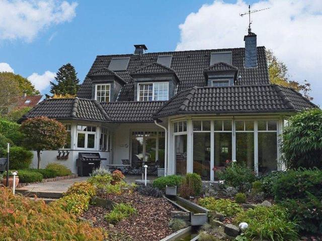 Stil & Charme in Werden! Wundervolles, freistehendes Zuhause mit bildschönem Garten & Pool