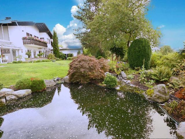 Stiller Luxus in herrlicher Randlage Luxuriöses Landhaus auf parkähnlichem Grundstück Mit Schwimmteich und Indoor Pool