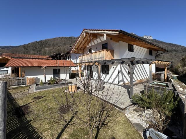 Stilles, modernes Einfamilienhaus mit Einbauküche, Garage und Gartenhaus