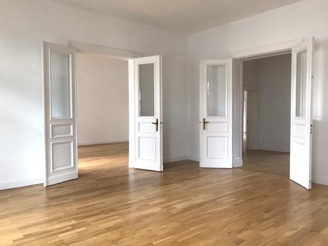 Stilvoll wohnen im Uhlandschloss – Großzügige Altbauwohnung mit Charme!