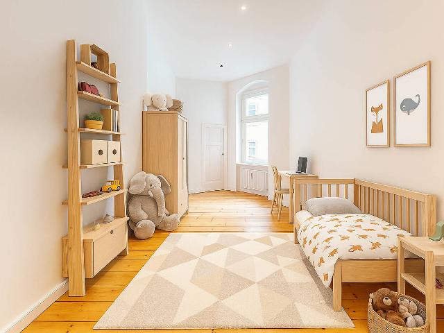 Stilvoll modernisiert: 4 Zimmer Altbauwohnung mit Fischgrätparkett und Stuckdecke