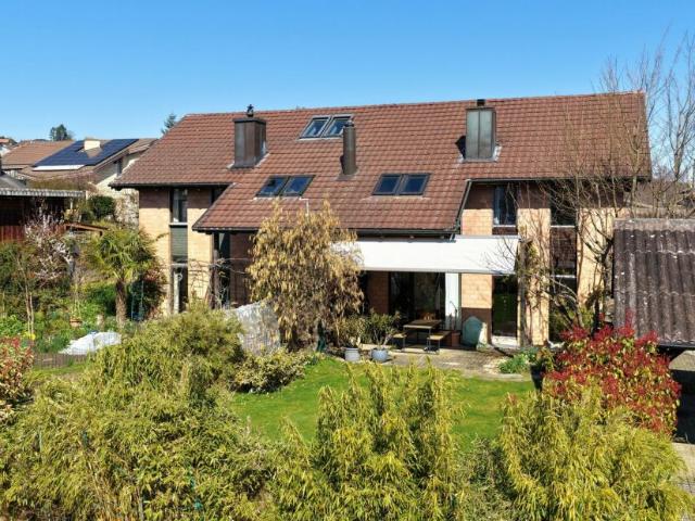 Stilvoll modernisiertes, einseitig angebautes Einfamilienhaus mit sonnigem Garten