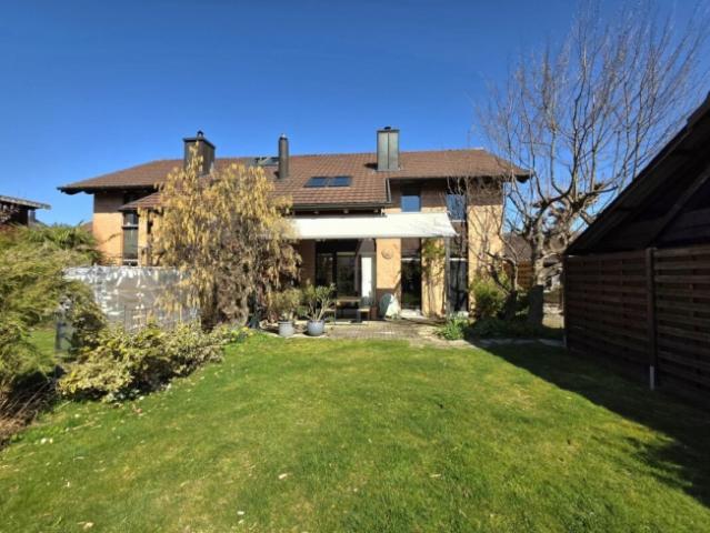 Stilvoll modernisiertes, einseitig angebautes Einfamilienhaus mit sonnigem Garten
