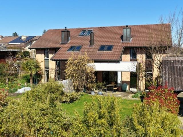 Stilvoll modernisiertes, einseitig angebautes Einfamilienhaus mit sonnigem Garten